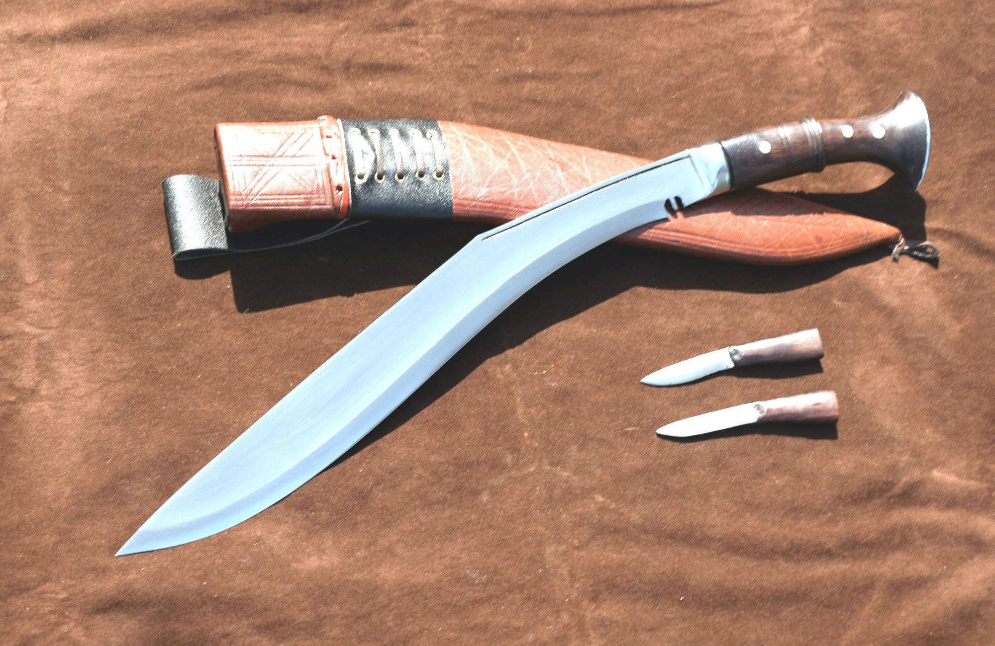 Rosewood full tang handle close-up – handmade kukri knife from Nepal