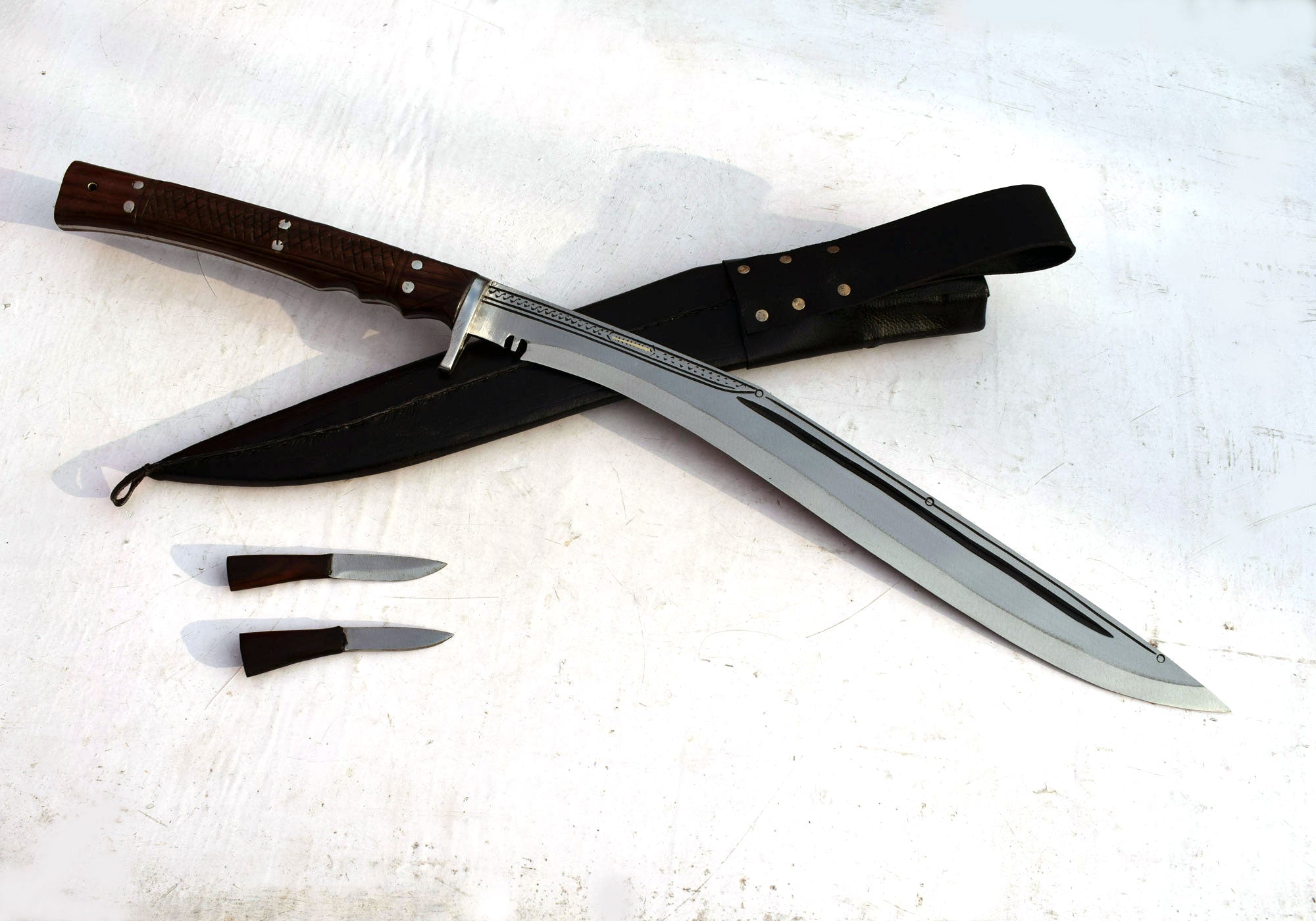 Rosewood handle detail of Sirupate kukri – 9.75 inch full tang grip, dark brown to reddish-brown natural wood grain, traditional Nepalese craftsmanship