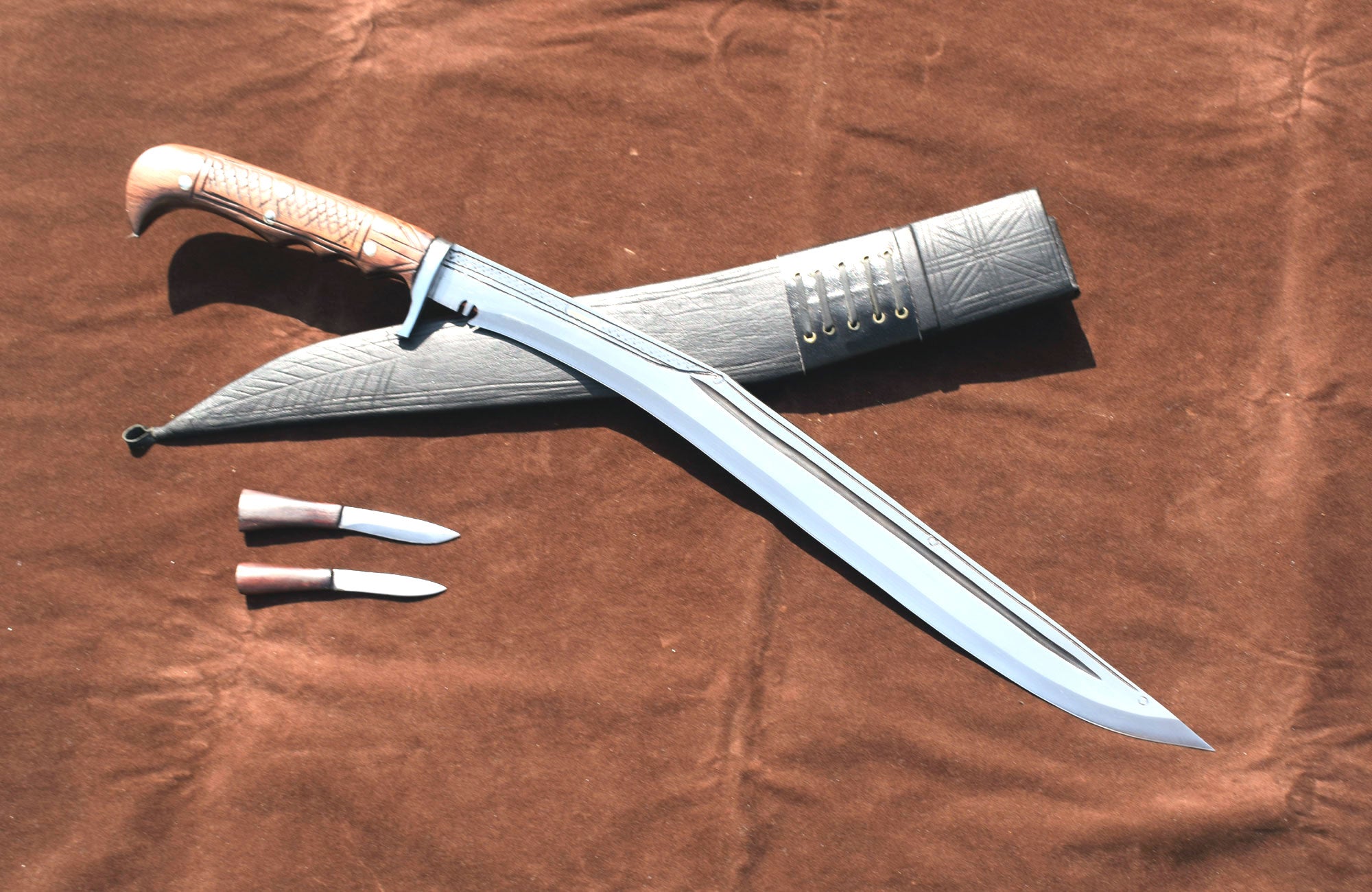 Handmade Nepalese Sirupate Full Tang Kukri 18 inch – 7 inch rosewood handle – black sheath – side view – Grace Kukri House Nepal