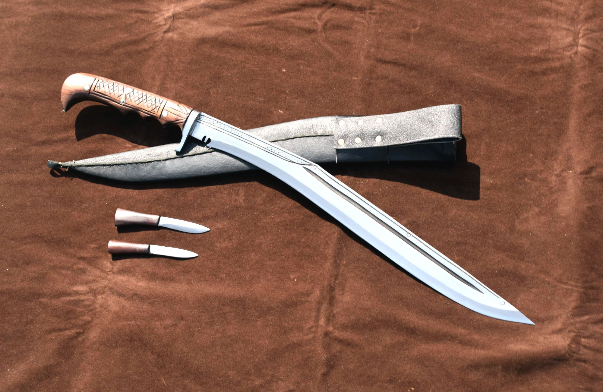 Handmade Nepalese Sirupate Full Tang Kukri 18 inch – 7 inch rosewood handle close-up – full tang construction – Grace Kukri House Nepal