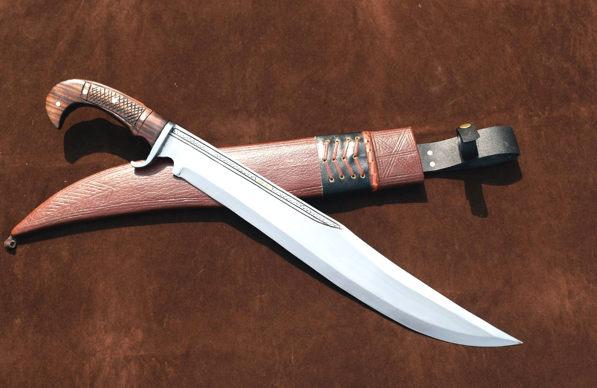 Full tang kukri machete with rosewood handle – close-up of cross-hatch grip pattern